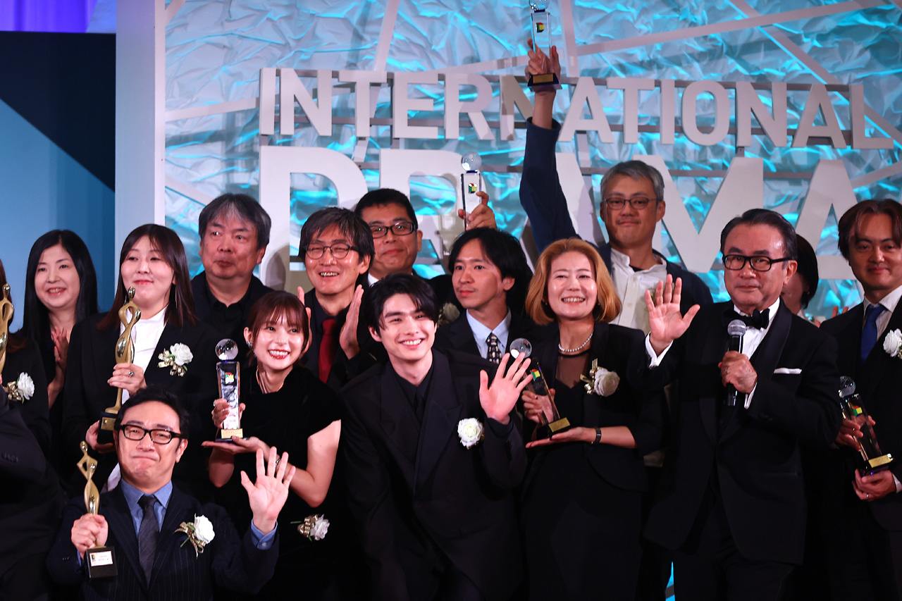 本田響矢 芳根京子と「東京ドラマアウォード」記念撮影でも再びわちゃわちゃ!松坂桃李に会釈も2