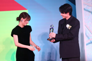 本田響矢 芳根京子と「東京ドラマアウォード」記念撮影でも再びわちゃわちゃ!松坂桃李に会釈も3