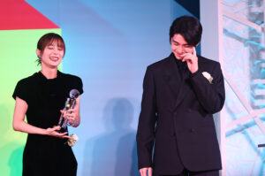 本田響矢 芳根京子と「東京ドラマアウォード」記念撮影でも再びわちゃわちゃ!松坂桃李に会釈も5