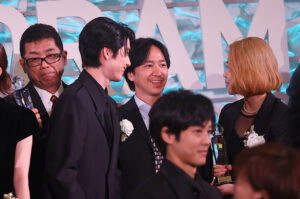 本田響矢 芳根京子と「東京ドラマアウォード」記念撮影でも再びわちゃわちゃ!松坂桃李に会釈も6