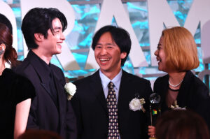 本田響矢 芳根京子と「東京ドラマアウォード」記念撮影でも再びわちゃわちゃ!松坂桃李に会釈も7
