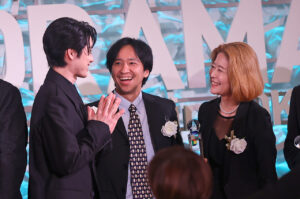 本田響矢 芳根京子と「東京ドラマアウォード」記念撮影でも再びわちゃわちゃ!松坂桃李に会釈も8
