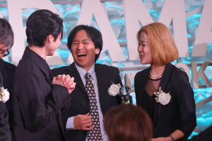 本田響矢 芳根京子と「東京ドラマアウォード」記念撮影でも再びわちゃわちゃ!松坂桃李に会釈も9