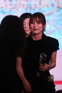 本田響矢 芳根京子と「東京ドラマアウォード」記念撮影でも再びわちゃわちゃ!松坂桃李に会釈も10