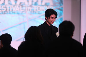 本田響矢 芳根京子と「東京ドラマアウォード」記念撮影でも再びわちゃわちゃ!松坂桃李に会釈も11