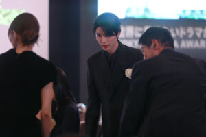 本田響矢 芳根京子と「東京ドラマアウォード」記念撮影でも再びわちゃわちゃ!松坂桃李に会釈も12