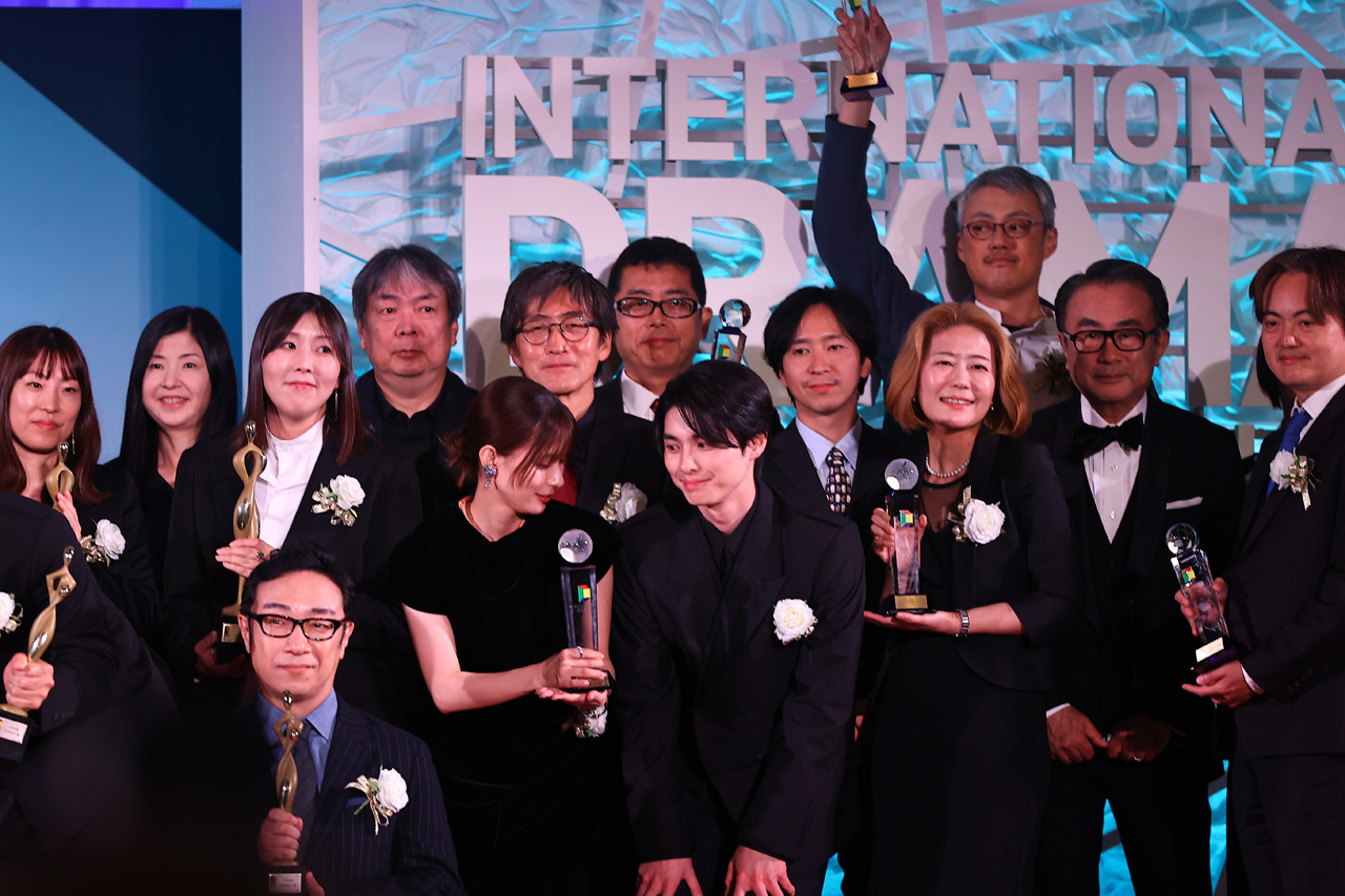 本田響矢 芳根京子と「東京ドラマアウォード」記念撮影でも再びわちゃわちゃ!松坂桃李に会釈も16