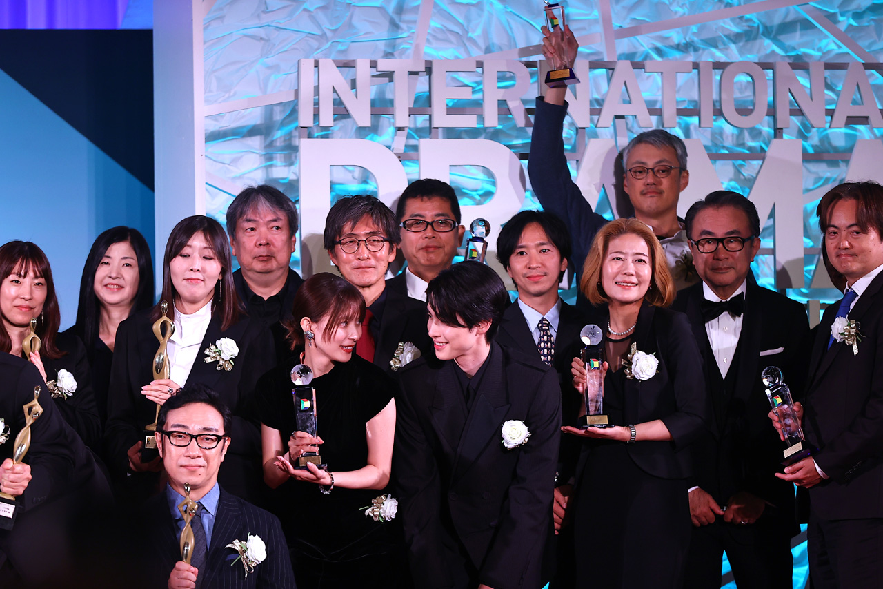 本田響矢 芳根京子と「東京ドラマアウォード」記念撮影でも再びわちゃわちゃ!松坂桃李に会釈も17