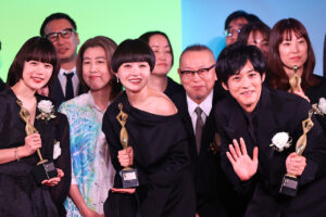 本田響矢 芳根京子と「東京ドラマアウォード」記念撮影でも再びわちゃわちゃ!松坂桃李に会釈も20