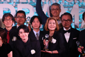 本田響矢 芳根京子と「東京ドラマアウォード」記念撮影でも再びわちゃわちゃ!松坂桃李に会釈も22