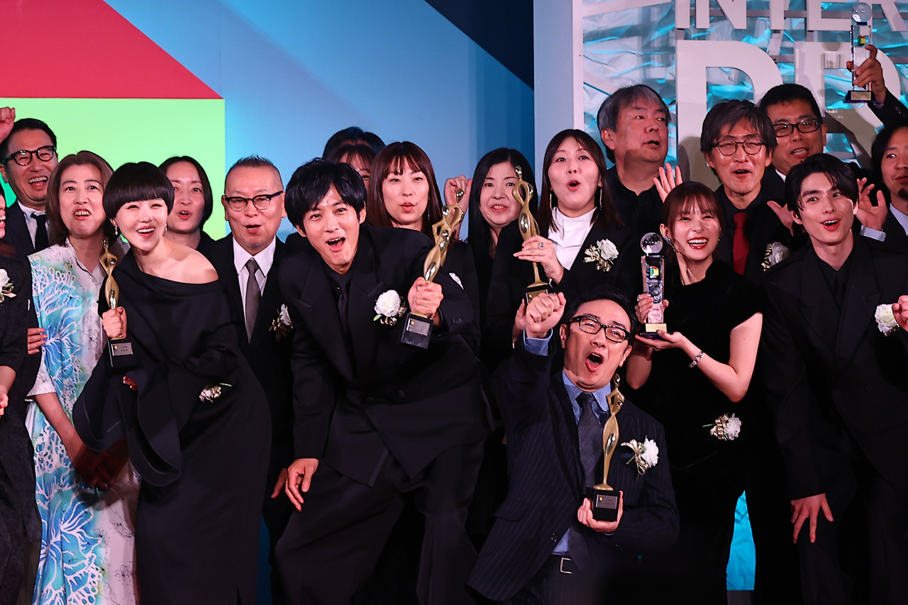 本田響矢 芳根京子と「東京ドラマアウォード」記念撮影でも再びわちゃわちゃ!松坂桃李に会釈も23