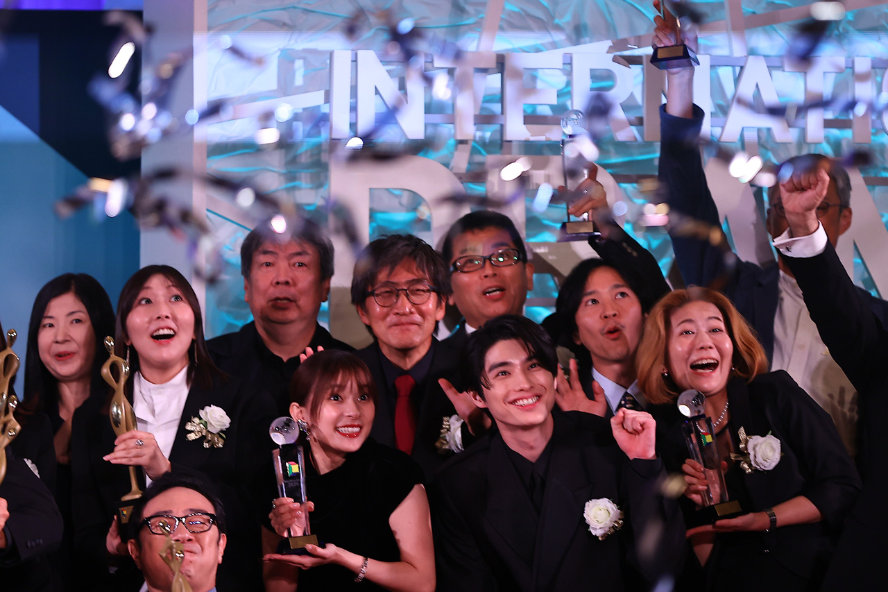 本田響矢 芳根京子と「東京ドラマアウォード」記念撮影でも再びわちゃわちゃ!松坂桃李に会釈も24