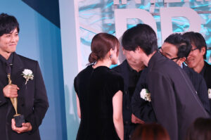 本田響矢 芳根京子と「東京ドラマアウォード」記念撮影でも再びわちゃわちゃ!松坂桃李に会釈も25