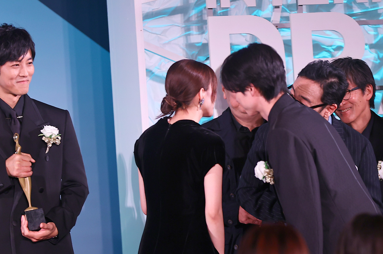 本田響矢 芳根京子と「東京ドラマアウォード」記念撮影でも再びわちゃわちゃ!松坂桃李に会釈も25