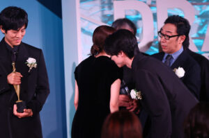 本田響矢 芳根京子と「東京ドラマアウォード」記念撮影でも再びわちゃわちゃ!松坂桃李に会釈も26