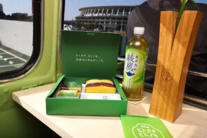 儒烏風亭らでんバスガイドに「夢がかないました」!「綾鷹 ヒトクチヒトイキ旅」バスツアー体験会10