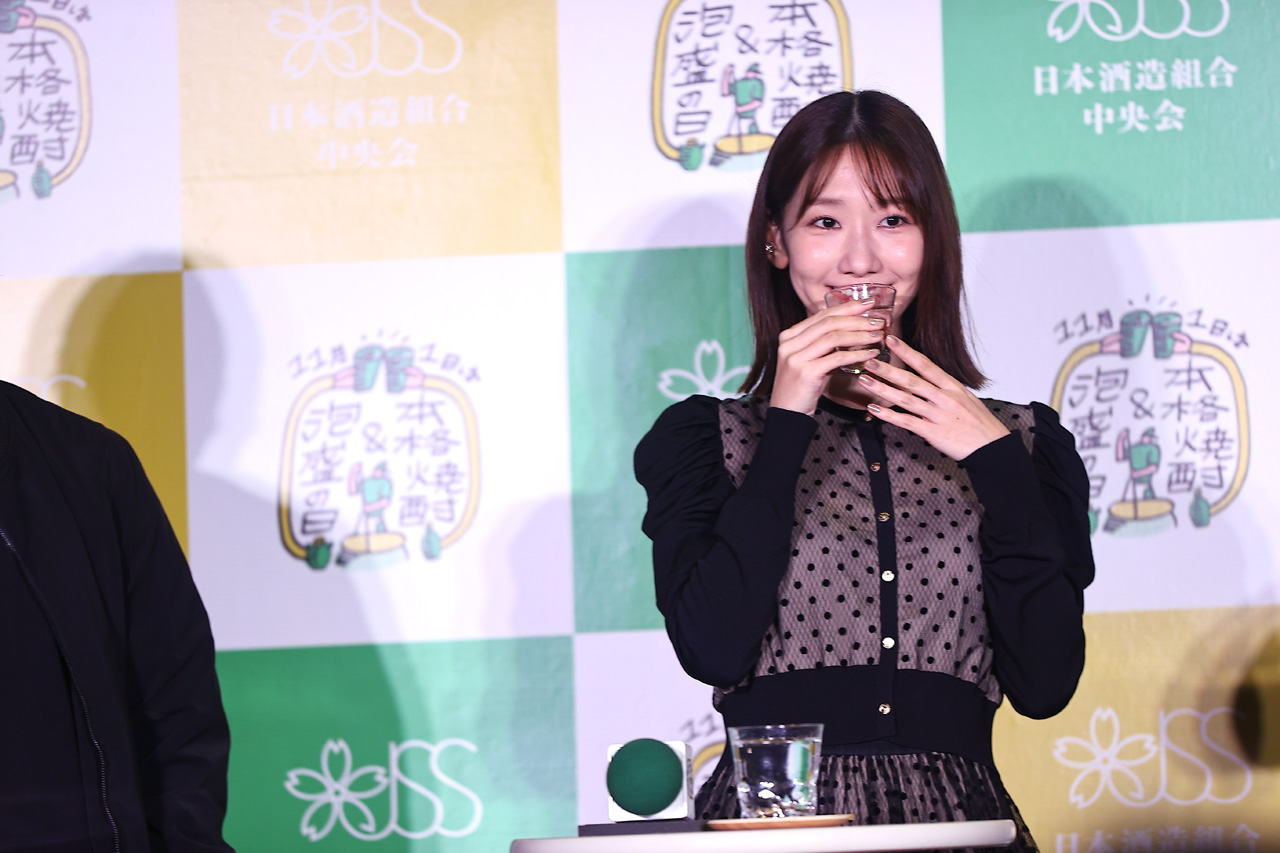 リュウジ泡盛好きで乾杯におかわりや麦焼酎に合う料理実演!柏木由紀と泡盛フェア登場2