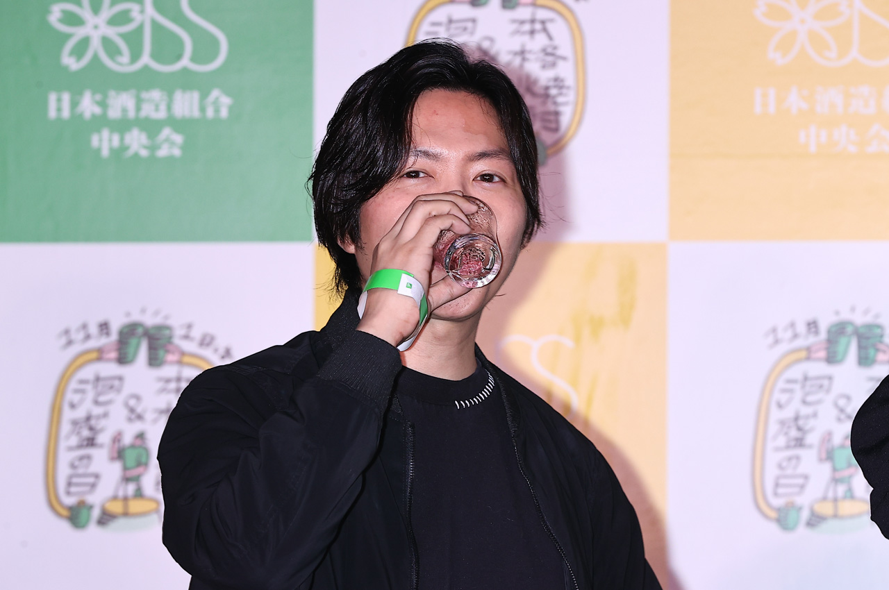 リュウジ泡盛好きで乾杯におかわりや麦焼酎に合う料理実演!柏木由紀と泡盛フェア登場4