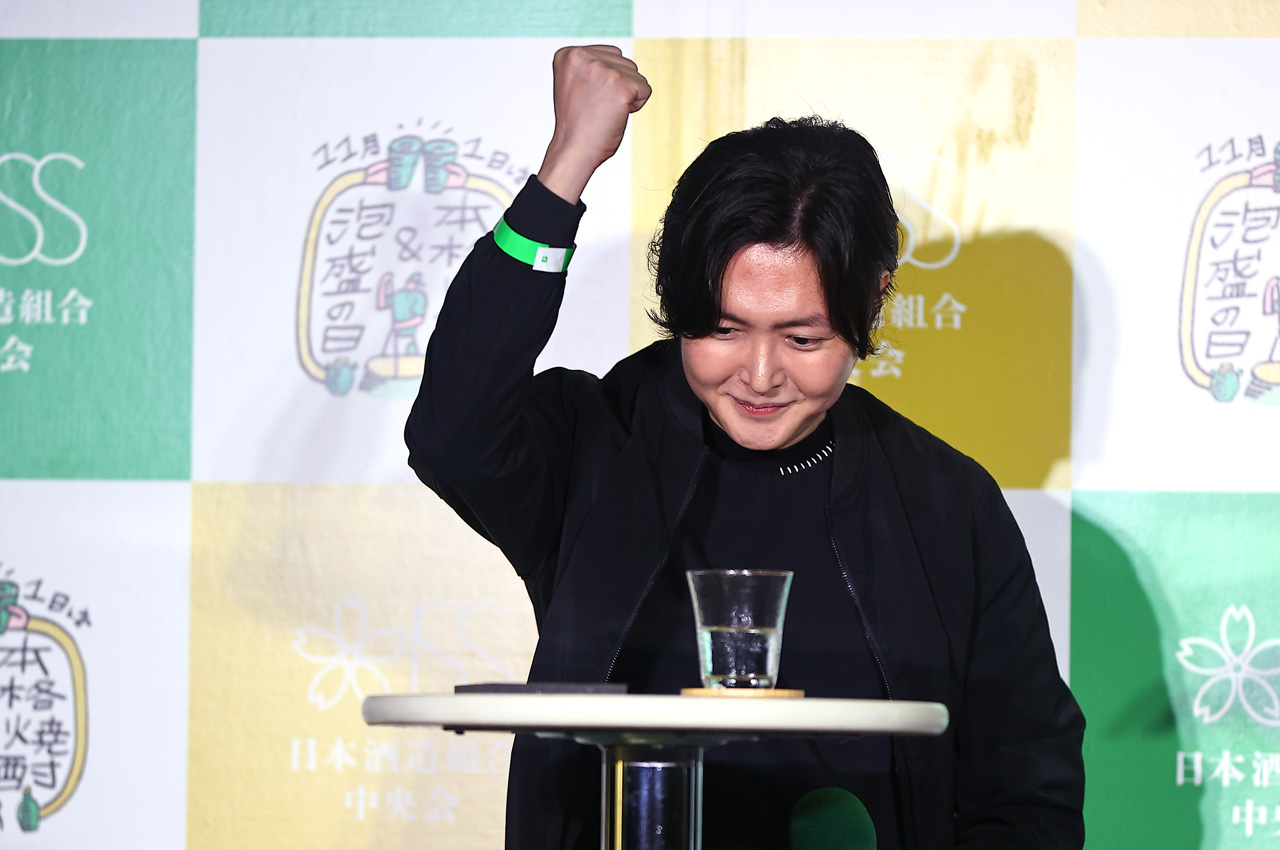 リュウジ泡盛好きで乾杯におかわりや麦焼酎に合う料理実演!柏木由紀と泡盛フェア登場6