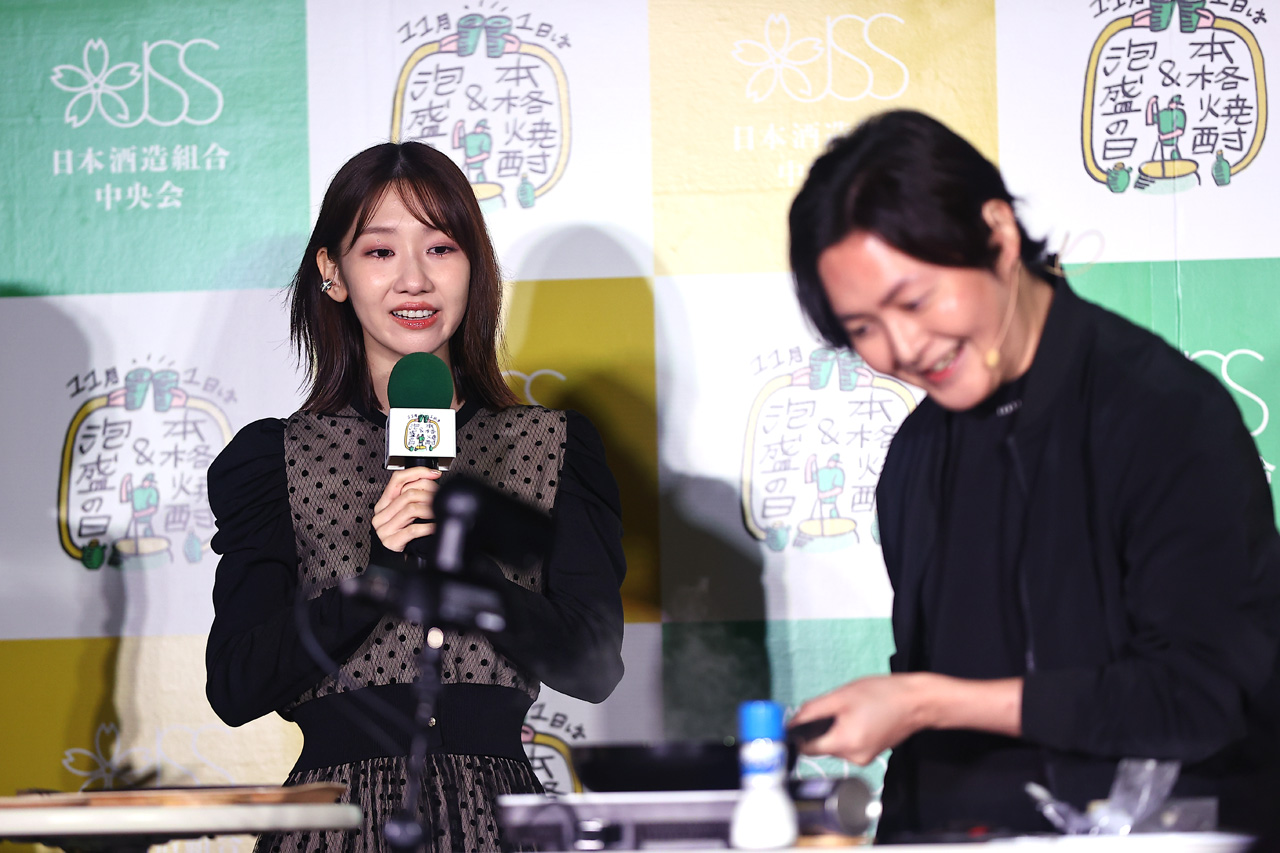 リュウジ泡盛好きで乾杯におかわりや麦焼酎に合う料理実演!柏木由紀と泡盛フェア登場8