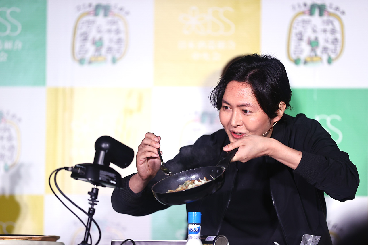 リュウジ泡盛好きで乾杯におかわりや麦焼酎に合う料理実演!柏木由紀と泡盛フェア登場9