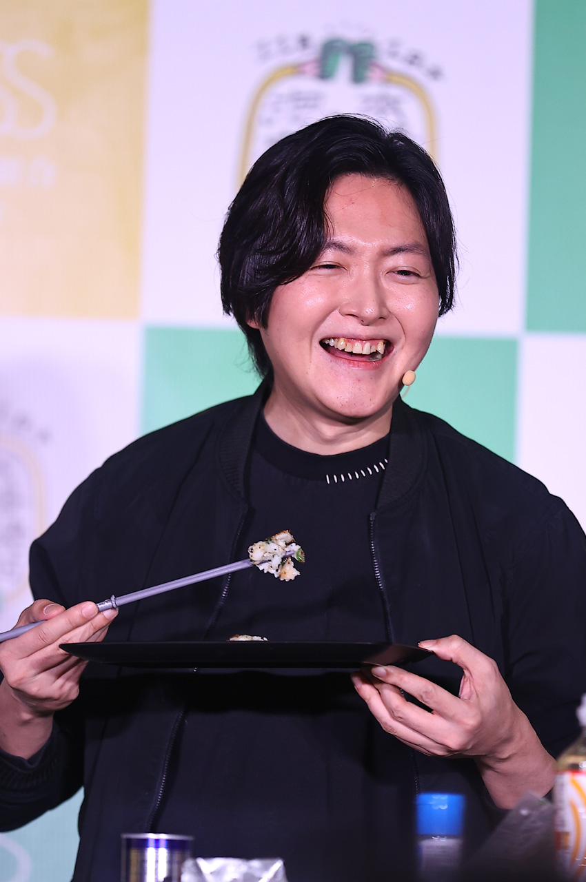 リュウジ泡盛好きで乾杯におかわりや麦焼酎に合う料理実演!柏木由紀と泡盛フェア登場10