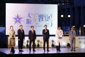 AmBitious『大阪・光の饗宴2025』開宴式で点灯！“ミャクミャクグッズ”だらけなメンバー？10