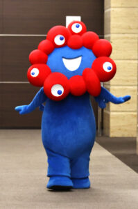 ミャクミャク都内に登場で他企業ブース関係者まで手を止め集結！宮世琉弥らとわちゃわちゃ1