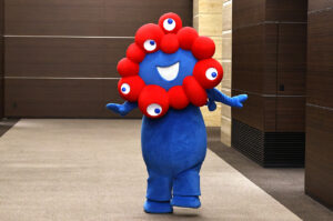 ミャクミャク都内に登場で他企業ブース関係者まで手を止め集結！宮世琉弥らとわちゃわちゃ2