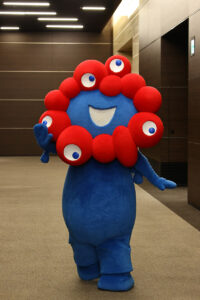 ミャクミャク都内に登場で他企業ブース関係者まで手を止め集結！宮世琉弥らとわちゃわちゃ3