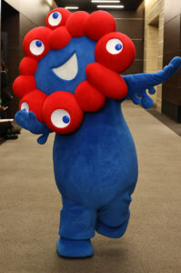 ミャクミャク都内に登場で他企業ブース関係者まで手を止め集結！宮世琉弥らとわちゃわちゃ4