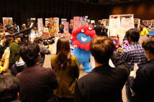 ミャクミャク都内に登場で他企業ブース関係者まで手を止め集結！宮世琉弥らとわちゃわちゃ6