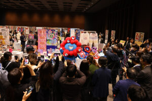 ミャクミャク都内に登場で他企業ブース関係者まで手を止め集結！宮世琉弥らとわちゃわちゃ7