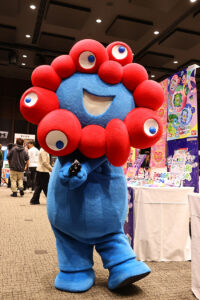 ミャクミャク都内に登場で他企業ブース関係者まで手を止め集結！宮世琉弥らとわちゃわちゃ8