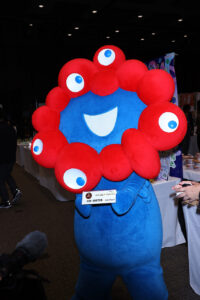 ミャクミャク都内に登場で他企業ブース関係者まで手を止め集結！宮世琉弥らとわちゃわちゃ9