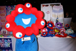 ミャクミャク都内に登場で他企業ブース関係者まで手を止め集結！宮世琉弥らとわちゃわちゃ10