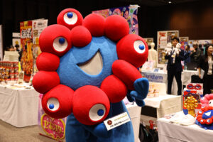 ミャクミャク都内に登場で他企業ブース関係者まで手を止め集結！宮世琉弥らとわちゃわちゃ11