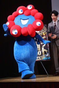 ミャクミャク都内に登場で他企業ブース関係者まで手を止め集結！宮世琉弥らとわちゃわちゃ14