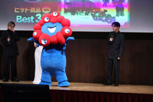 ミャクミャク都内に登場で他企業ブース関係者まで手を止め集結！宮世琉弥らとわちゃわちゃ15