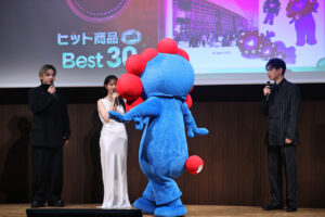 ミャクミャク都内に登場で他企業ブース関係者まで手を止め集結！宮世琉弥らとわちゃわちゃ16