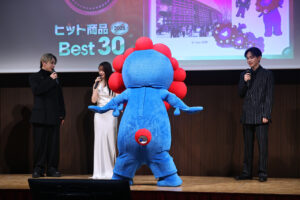 ミャクミャク都内に登場で他企業ブース関係者まで手を止め集結！宮世琉弥らとわちゃわちゃ17