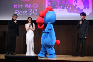 ミャクミャク都内に登場で他企業ブース関係者まで手を止め集結！宮世琉弥らとわちゃわちゃ18