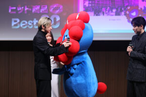 ミャクミャク都内に登場で他企業ブース関係者まで手を止め集結！宮世琉弥らとわちゃわちゃ19