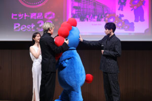 ミャクミャク都内に登場で他企業ブース関係者まで手を止め集結！宮世琉弥らとわちゃわちゃ20