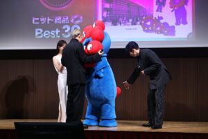 ミャクミャク都内に登場で他企業ブース関係者まで手を止め集結！宮世琉弥らとわちゃわちゃ21