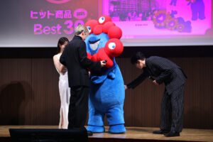 ミャクミャク都内に登場で他企業ブース関係者まで手を止め集結！宮世琉弥らとわちゃわちゃ22