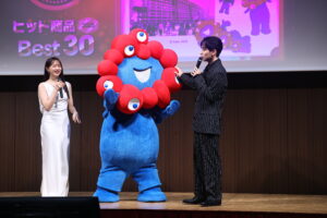 ミャクミャク都内に登場で他企業ブース関係者まで手を止め集結！宮世琉弥らとわちゃわちゃ23