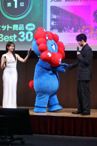 ミャクミャク都内に登場で他企業ブース関係者まで手を止め集結！宮世琉弥らとわちゃわちゃ24