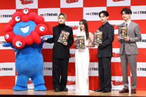 ミャクミャク都内に登場で他企業ブース関係者まで手を止め集結！宮世琉弥らとわちゃわちゃ25