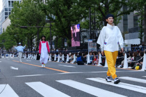 【写真130枚超】「御堂筋ランウェイ2025」大阪・関西万博パビリオンユニフォームずらり！ミャクミャクも登場50